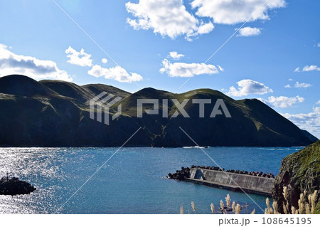 岬と山と青空が広がる晴天の秋の景色 岬と山と青空が広がる晴天の秋の景色 108645195