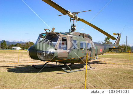 展示される陸上自衛隊ヘリコプター UH-1H 108645332