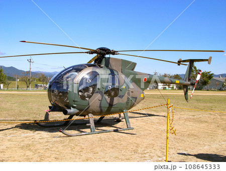 展示される陸上自衛隊の小型ヘリコプター OH-6D 108645333