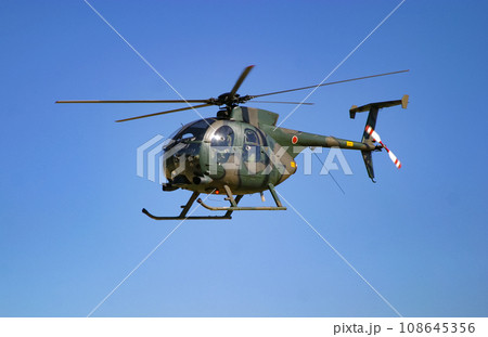 飛行する陸上自衛隊の小型ヘリコプター OH-6D 飛行する陸上自衛隊の小型ヘリコプター OH-6D 108645356