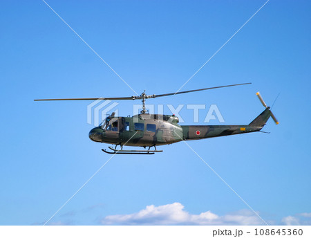 飛行する陸上自衛隊のヘリコプター UH-1H 飛行する陸上自衛隊のヘリコプター UH-1H 108645360