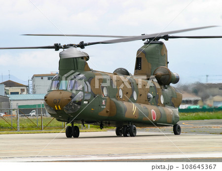 離陸準備をする陸上自衛隊のヘリコプターCH-47J 離陸準備をする陸上自衛隊のヘリコプターCH-47J 108645367