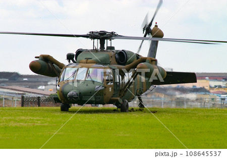 訓練展示で着陸する陸上自衛隊ヘリコプター UH-60JA 108645537