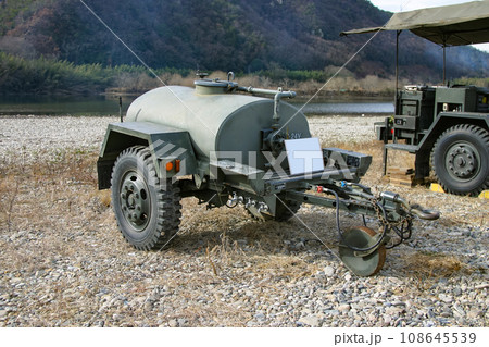 展示中の陸上自衛隊の水タンクトレーラー 108645539