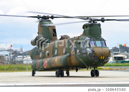 離陸準備をする陸上自衛隊のヘリコプターCH-47J 108645580
