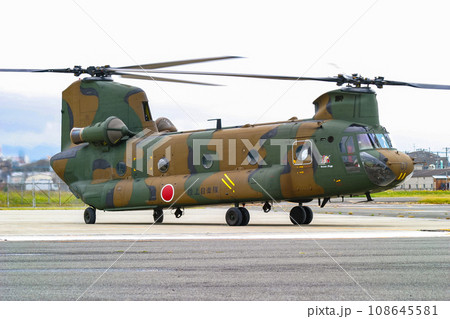 離陸準備をする陸上自衛隊のヘリコプターCH-47J 離陸準備をする陸上自衛隊のヘリコプターCH-47J 108645581