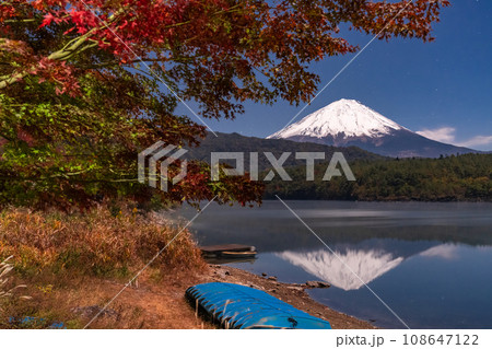 《山梨県》富士山と紅葉の西湖・月明かりの夜景 《山梨県》富士山と紅葉の西湖・月明かりの夜景 108647122