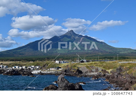 御崎海岸から見る利尻富士(利尻町) 御崎海岸から見る利尻富士(利尻町) 108647743