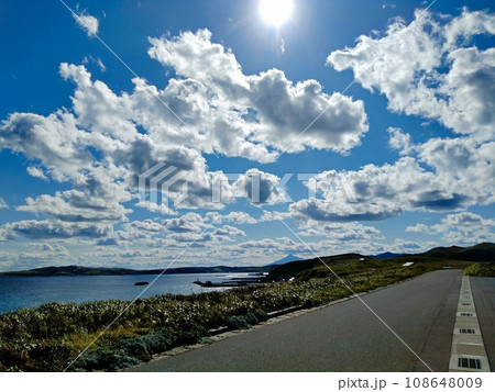 続く道路と海と空と太陽(横構図) 続く道路と海と空と太陽(横構図) 108648009