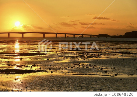 沖縄県浜比嘉島の朝焼け 沖縄県浜比嘉島の朝焼け 108648320
