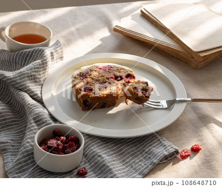 夕日にあたったクランベリーのパウンドケーキ 夕日にあたったクランベリーのパウンドケーキ 108648710