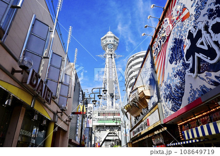 通天閣と新世界の風景 新世界の派手な看板 大阪観光名所 通天閣と新世界の風景 新世界の派手な看板 大阪観光名所 108649719