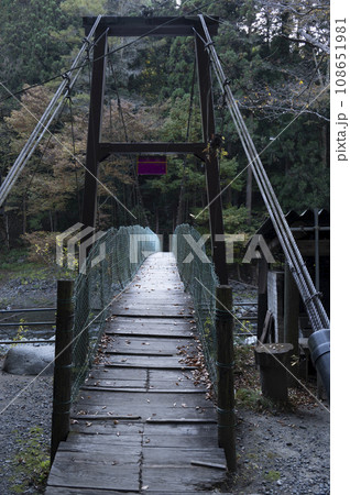丹波川に架かる吊り橋 108651981