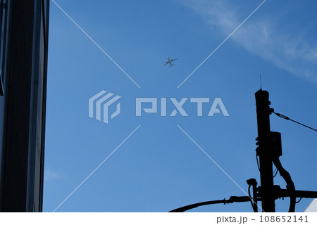 見上げた空に飛行機 見上げた空に飛行機 108652141