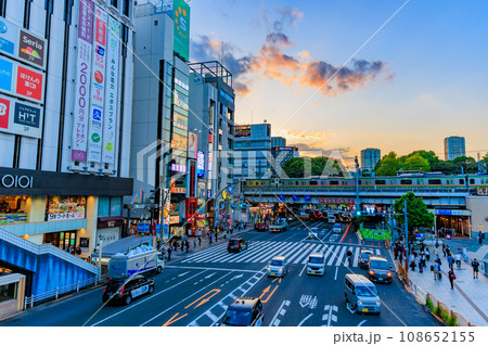 東京 台東区 夕方のJR上野駅前の都市風景 東京 台東区 夕方のJR上野駅前の都市風景 108652155