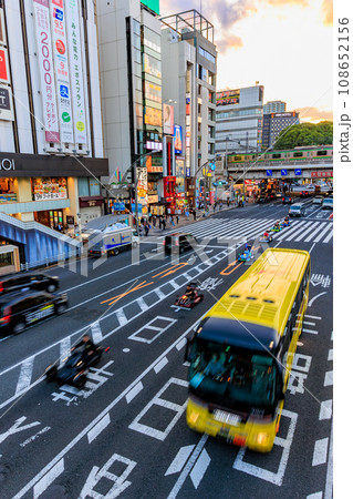 東京　台東区　夕方のJR上野駅前の都市風景 108652156