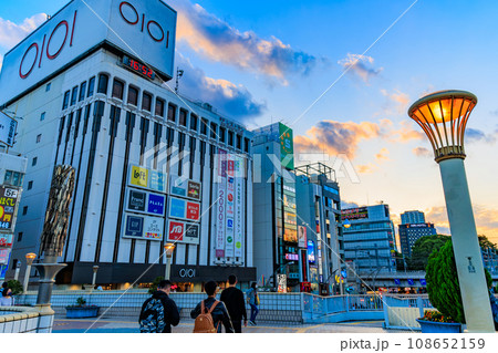 東京　台東区　夕方のJR上野駅前の都市風景 108652159