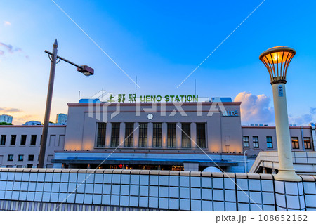 東京　台東区　夕方のJR上野駅 108652162