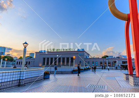 東京　台東区　夕方のJR上野駅 108652171