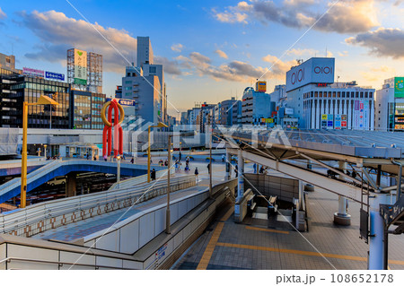 東京　台東区　夕方のJR上野駅前の都市風景 108652178