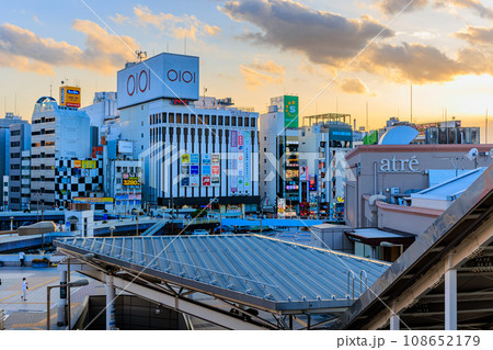 東京 台東区 夕方のJR上野駅前の都市風景 東京 台東区 夕方のJR上野駅前の都市風景 108652179