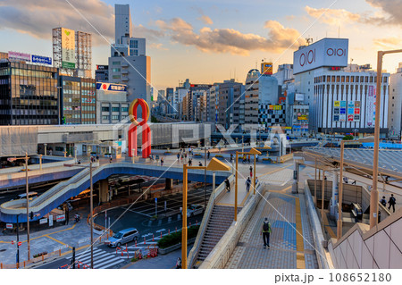 東京　台東区　夕方のJR上野駅前の都市風景 108652180