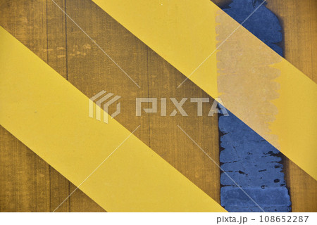 工事現場の黄色いテープ 108652287