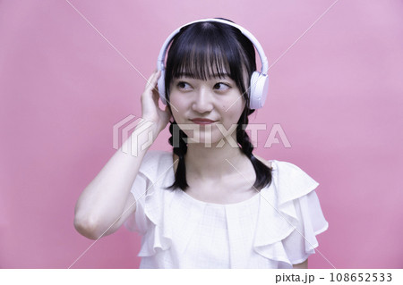 ヘッドホンでスマホの音楽を聴く若い女性 ヘッドホンでスマホの音楽を聴く若い女性 108652533