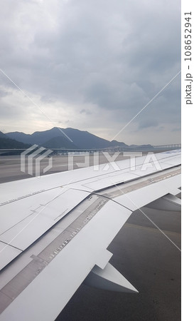 view from airplane window 108652941