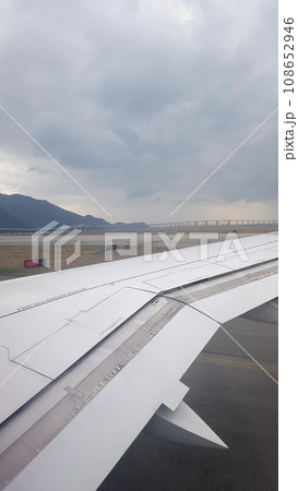 view from airplane window 108652946