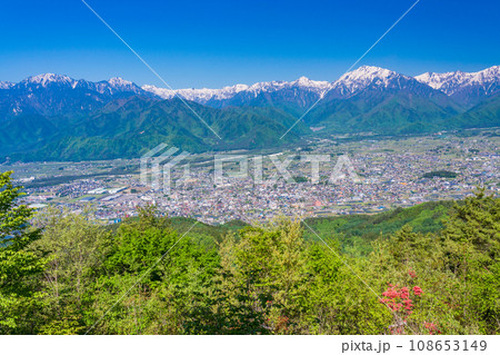 （長野県）鷹狩山展望台からの眺める、安曇野と北アルプス山麓 108653149