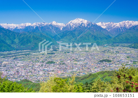 （長野県）鷹狩山展望台からの眺める、安曇野と北アルプス山麓 108653151