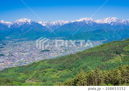 (長野県)鷹狩山展望台からの眺める、安曇野と北アルプス山麓 (長野県)鷹狩山展望台からの眺める、安曇野と北アルプス山麓 108653152