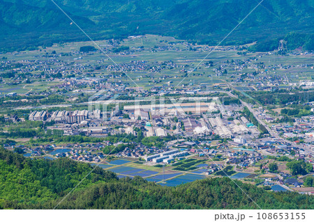 (長野県)鷹狩山展望台からの眺める、安曇野と北アルプス山麓 (長野県)鷹狩山展望台からの眺める、安曇野と北アルプス山麓 108653155