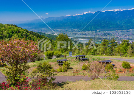 （長野県）鷹狩山展望台からの眺める、安曇野と北アルプス山麓 108653156