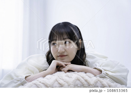 フローリングに寝転ぶ若い女性 フローリングに寝転ぶ若い女性 108653365