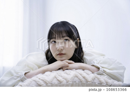 フローリングに寝転ぶ若い女性 108653366