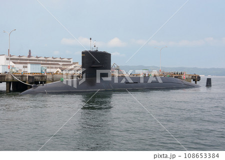 停泊中の海上自衛隊潜水艦ふゆしお 108653384