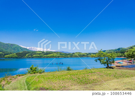 （長野県）青木湖でSUPを楽しむ人達 108653446