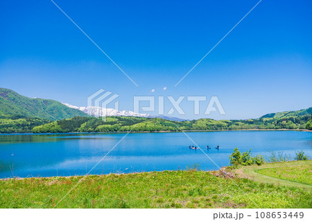 （長野県）青木湖でSUPを楽しむ人達 108653449