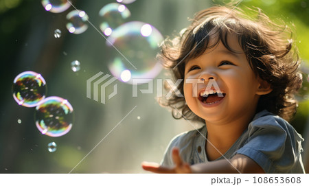 シャボン玉で遊ぶ男の子 シャボン玉で遊ぶ男の子 108653608