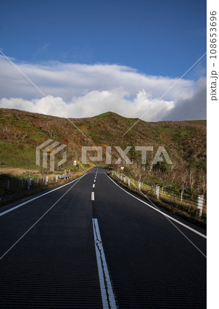 紅葉の知床横断道路 108653696