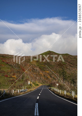 紅葉の知床横断道路 108653697