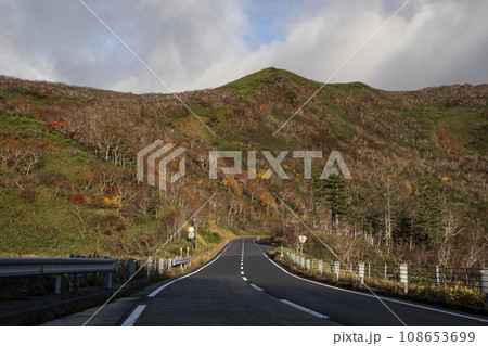 紅葉の知床横断道路 108653699