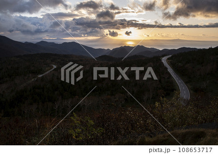 紅葉の知床横断道路 108653717