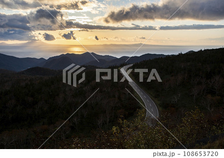 紅葉の知床横断道路 108653720