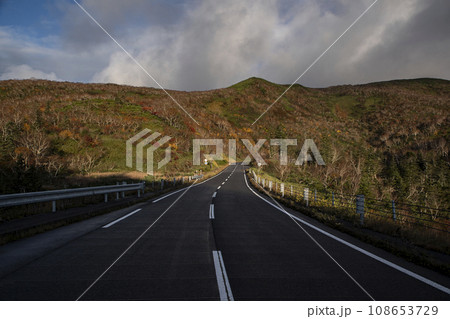 紅葉の知床横断道路 108653729