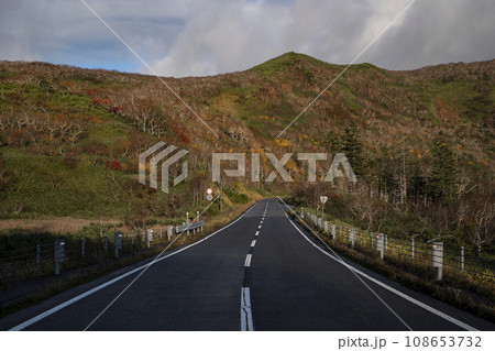 紅葉の知床横断道路 108653732