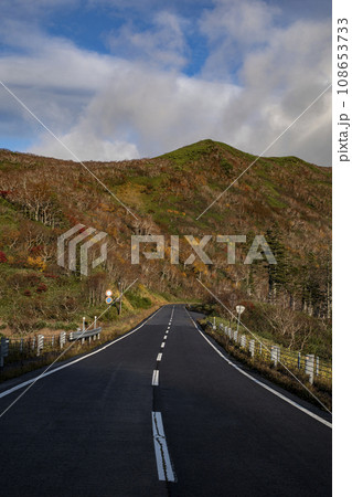 紅葉の知床横断道路 108653733