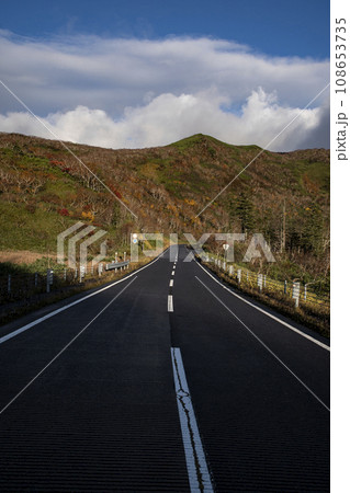 紅葉の知床横断道路 108653735